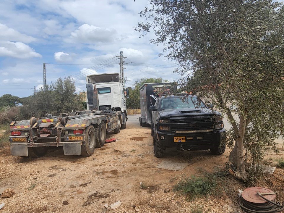 ניידת השירות מחלצת ומתקנת משאית בצד הדרך
